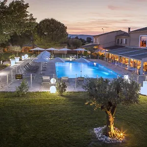 https://le-domaine-des-oliviers-pierrelatte.hotels-rhonealpes.com